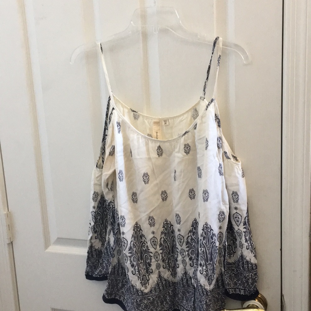 FINAL MARKDOWN robin-k cold shoulder top medium